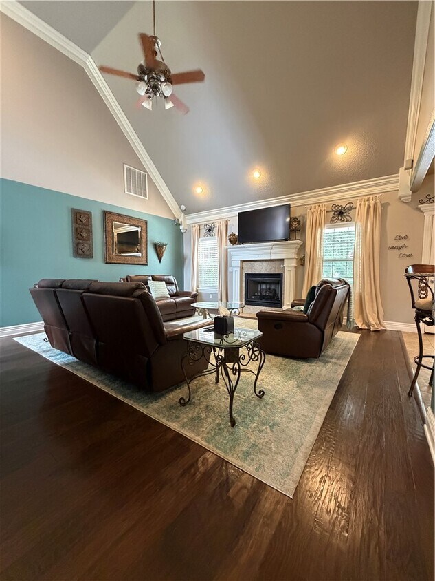 Foto del edificio - 2234 Tall Tree Ln