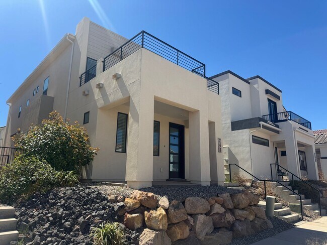 Building Photo - Beautiful 3 Bedroom Home In Desert Color!
