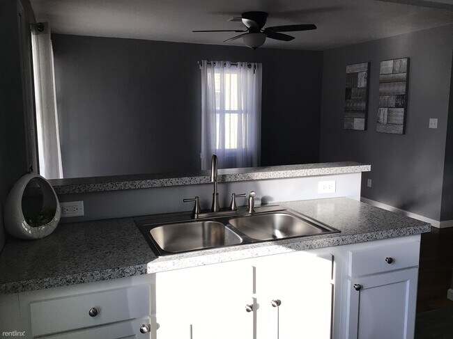 Foto del edificio - 3 br, 1 bath House - 52 S Maple St