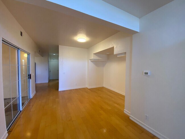 Foto del edificio - Walking Distance to Girsh Park - 3+2.5 COND - 2 CAR GARAGE - Pool - Hot Tub
