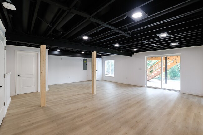 Building Photo - 2121 N Camden Ln