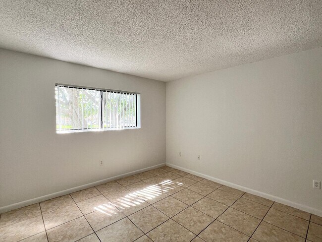 Building Photo - 351 Palm Way