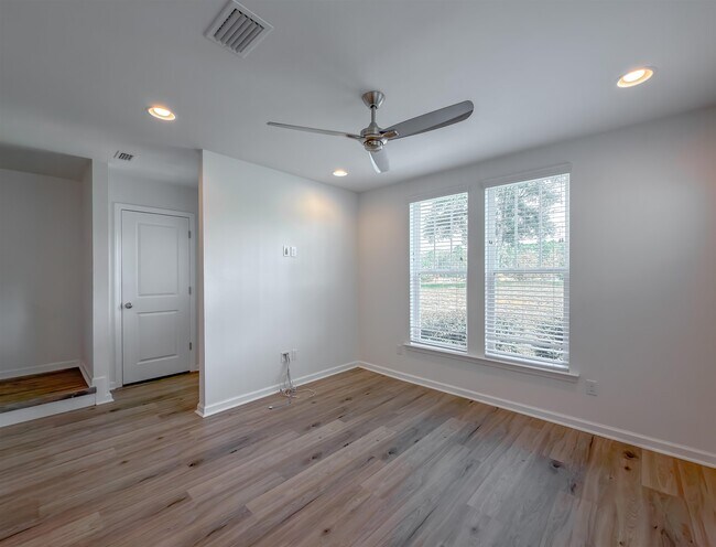 Foto del edificio - 2848 Blue Blossom Trail