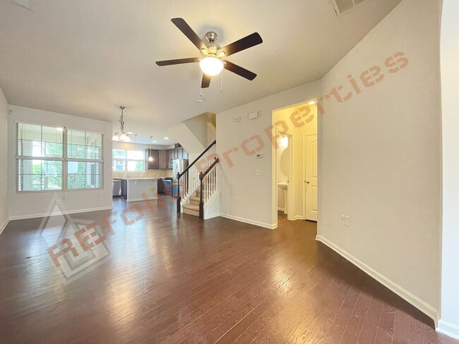 Building Photo - Fresh Paint and New Carpets! Cozy 3 bedroo...