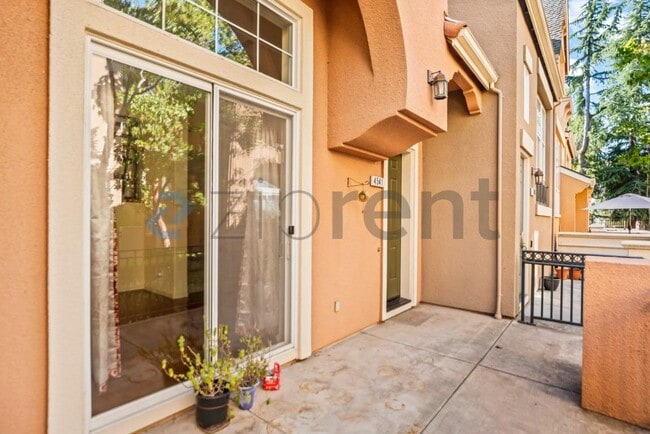 Building Photo - Unit