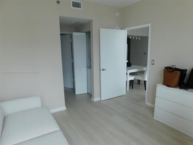 Building Photo - 950 Brickell Bay Dr