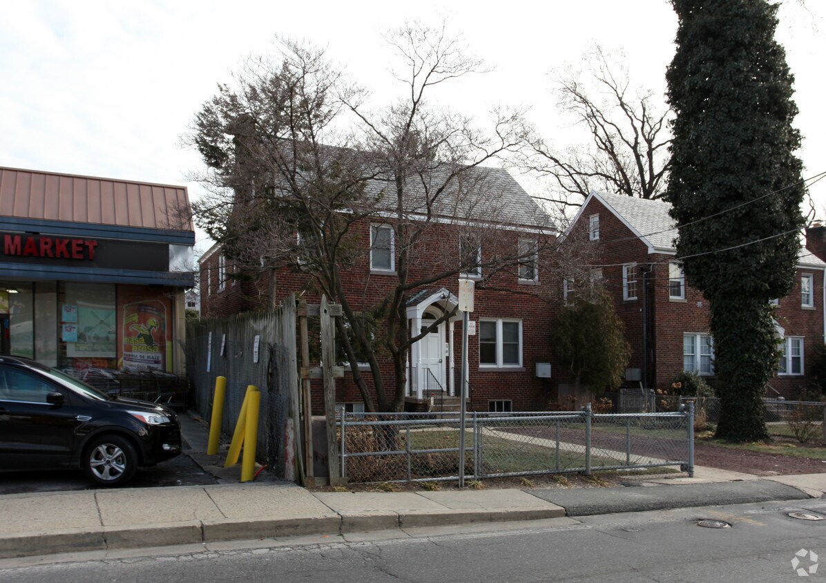Building Photo - 8627 Flower Ave
