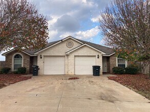 Building Photo - 2105 Charleston Ct