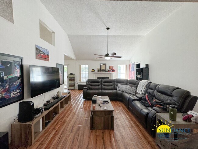 Building Photo - Gorgeous 3 Bedroom Home in Mary Esther wit...