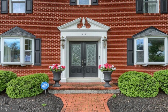 Foto del edificio - 227 Homestead Rd