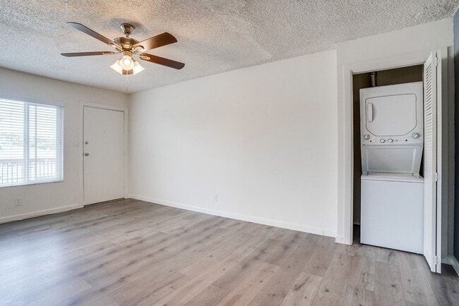 Foto del interior - Pet Friendly Apartment Complex in South LA - Gated Parking, Laundry In-Units, Manager On-Site