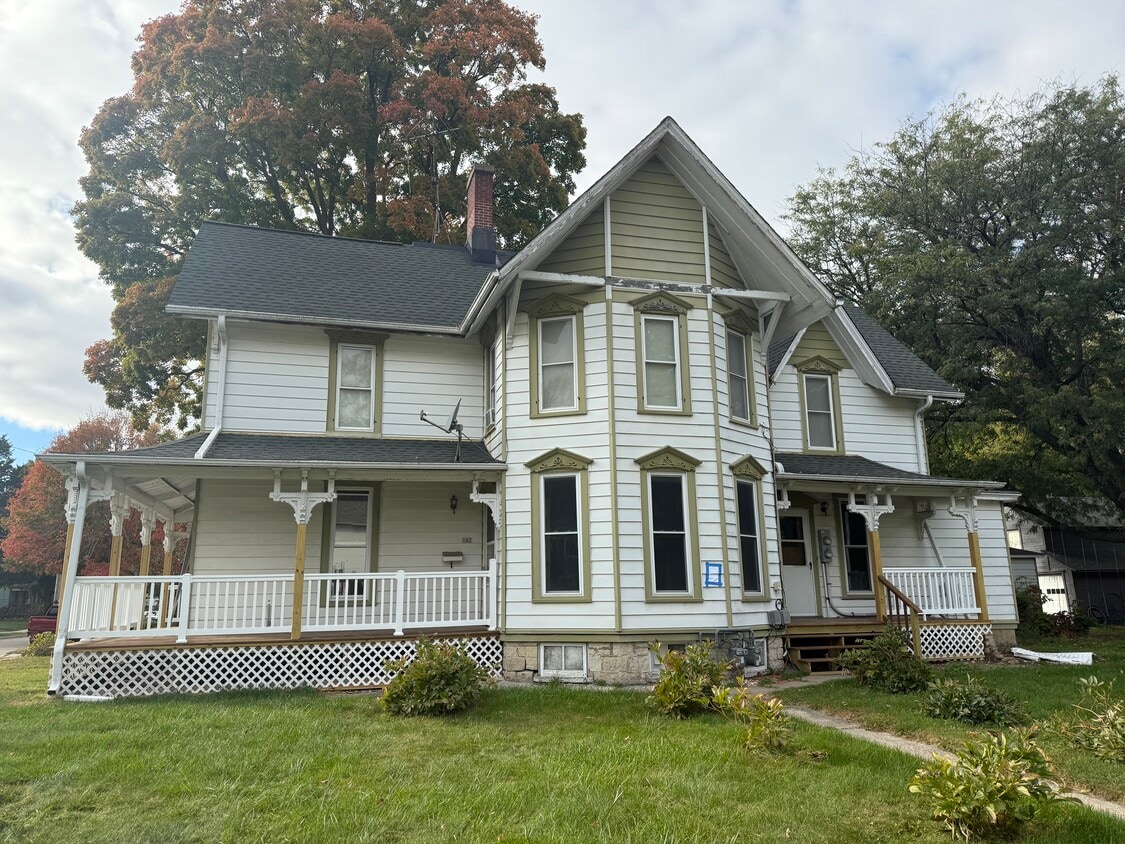 Cute Victorian Duplex Near City Beach - 502 W South St
