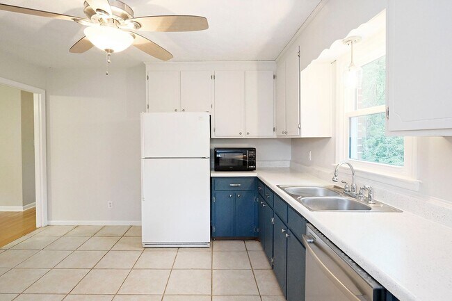 Foto del edificio - Move-in Ready One Level Home Walkable to C...