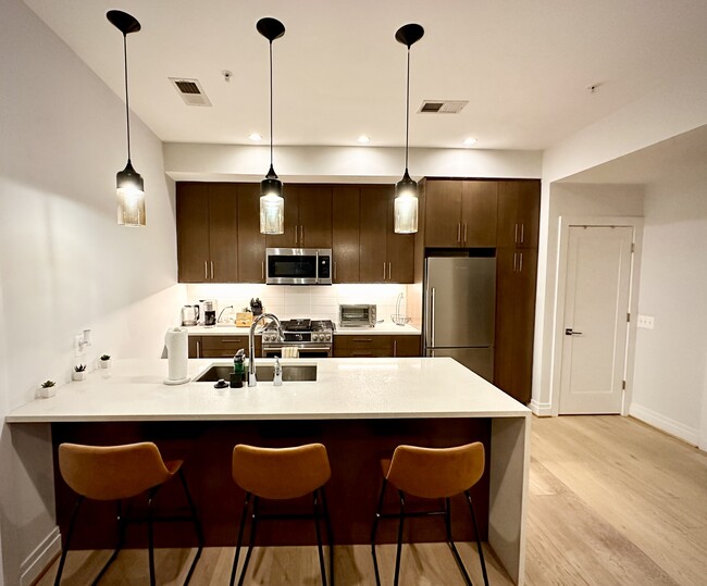 Cocina de alta gama con península. - 7101 Georgia Ave NW