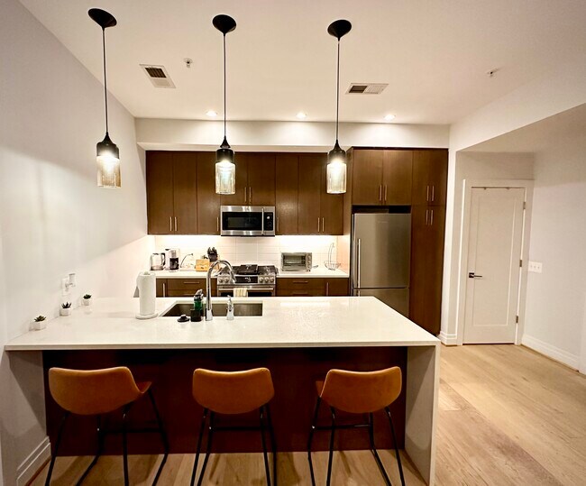 Cocina de alta gama con península. - 7101 Georgia Ave NW
