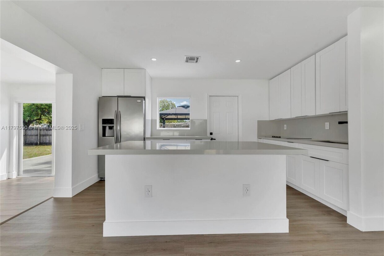 Foto principal - 2851 SW 66th Terrace