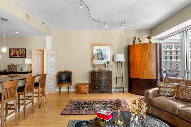 Building Photo - 57 E Delaware Pl