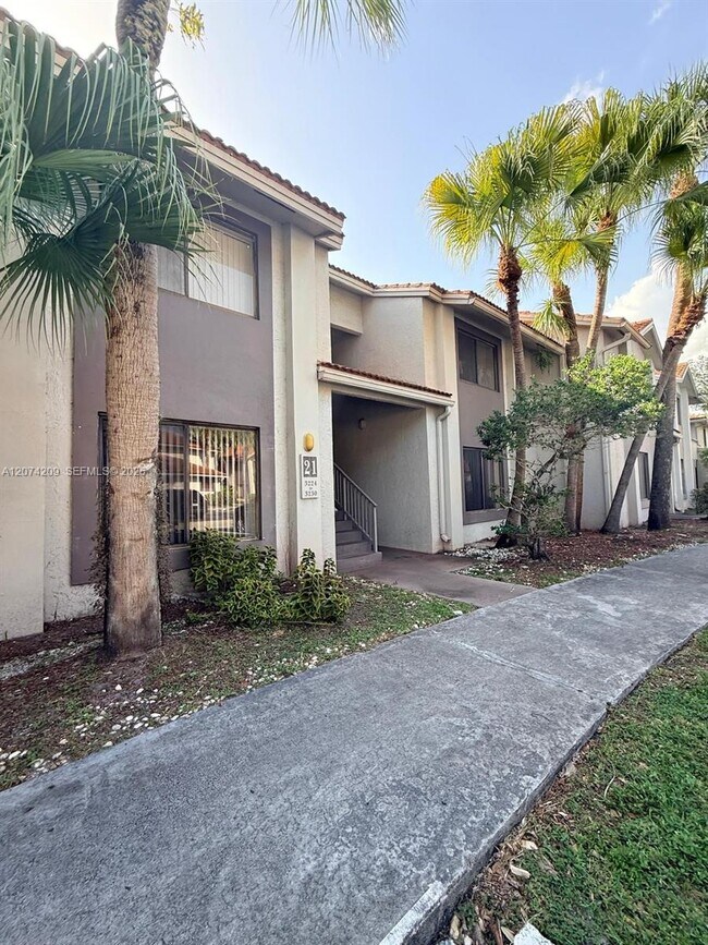 Foto del edificio - 3228 Coral Lake Dr