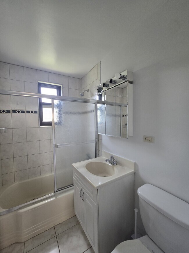 Photo - 7322 N Ridge Ave (Chicago, IL) Apartment