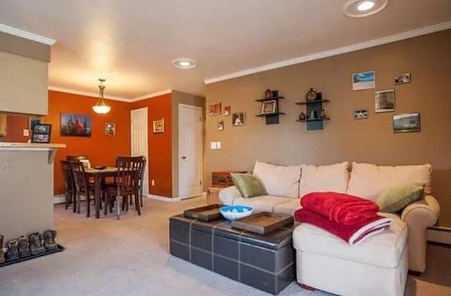 Living room, dining nook - 665 Manhattan Dr
