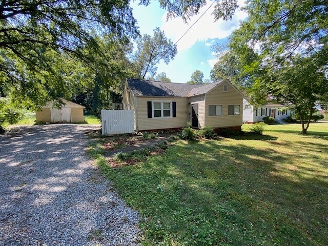 Primary Photo - Quiet Bungalow in the City Limits