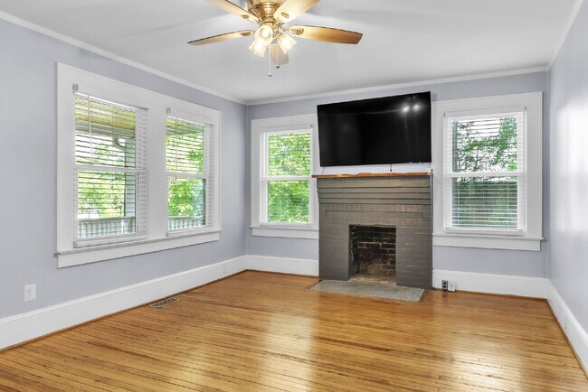 Foto del edificio - Cozy 2 Bed / 1 Bath Bungalow Near the Blue Ridge Mountains on Nearly 1 Acre $1,595/mo rent