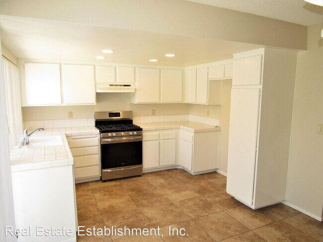 Building Photo - 2 br, 1 bath House - 972 S. Sarah Way
