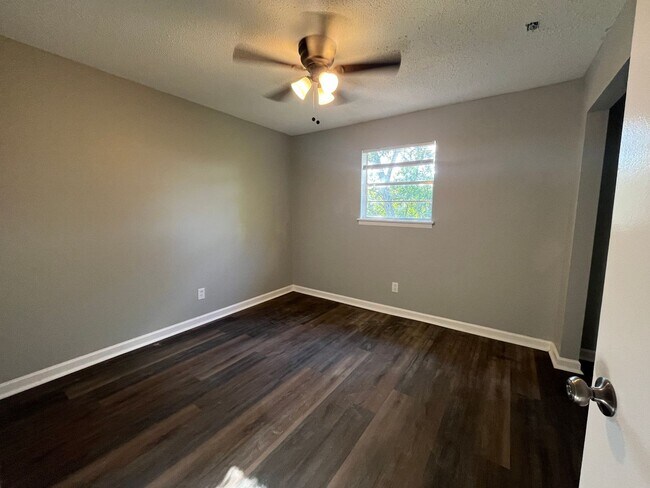 Foto del edificio - 2213 Jonathan Dr NW