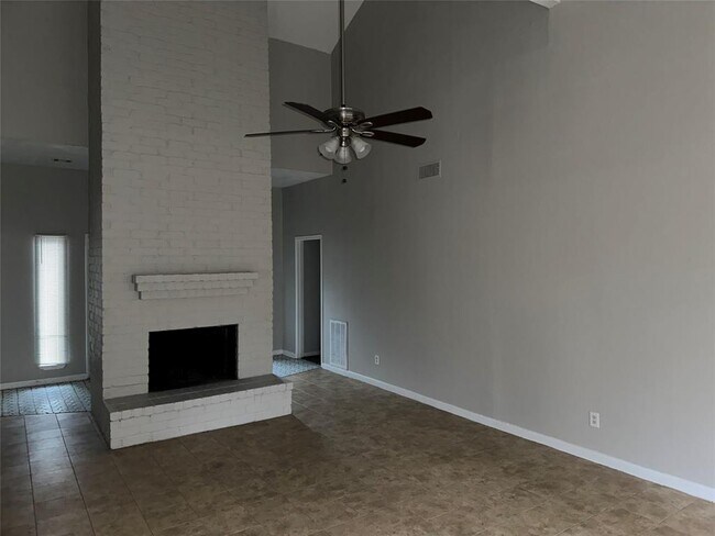 Building Photo - 2710 Heather Knoll Dr