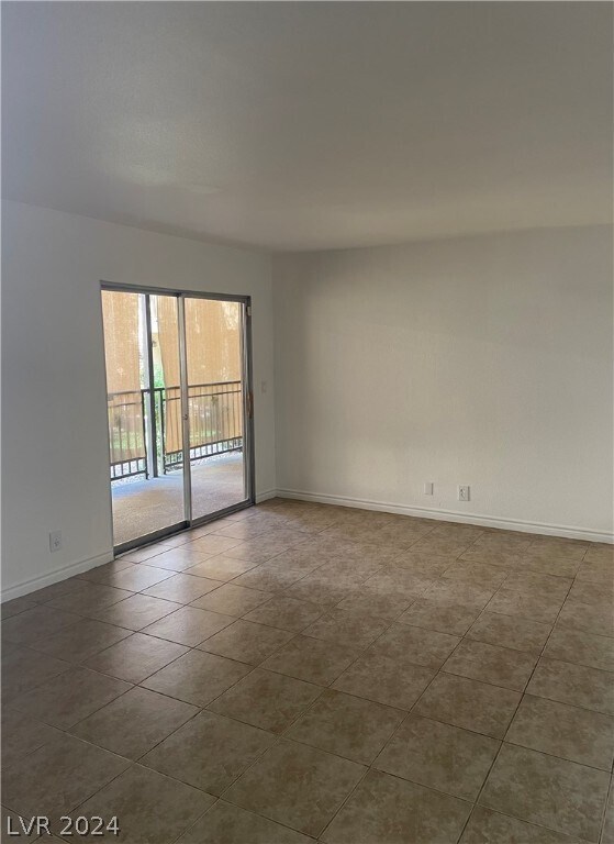 Building Photo - 4990 River Glen Dr