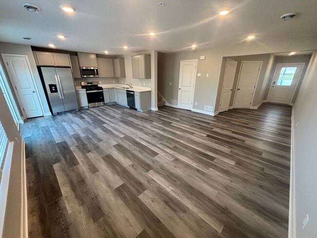 Building Photo - Beautiful Newer 3Br Woodbury Townhome
