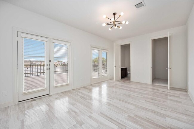 Building Photo - 2122 Lakeshore Edge Dr