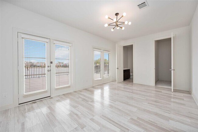 Foto del edificio - 2122 Lakeshore Edge Dr