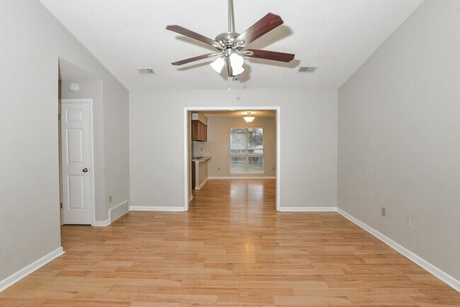 Foto del edificio - 5850 Waverly Dr