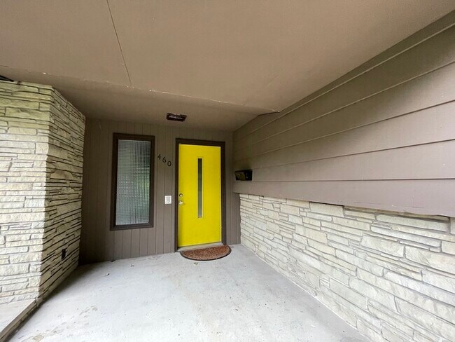 Building Photo - Riverside Gardens Neighborhood Home