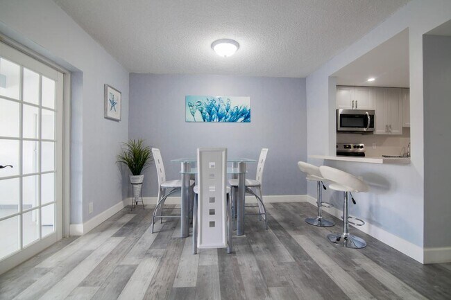 Building Photo - 320 S Surf Rd