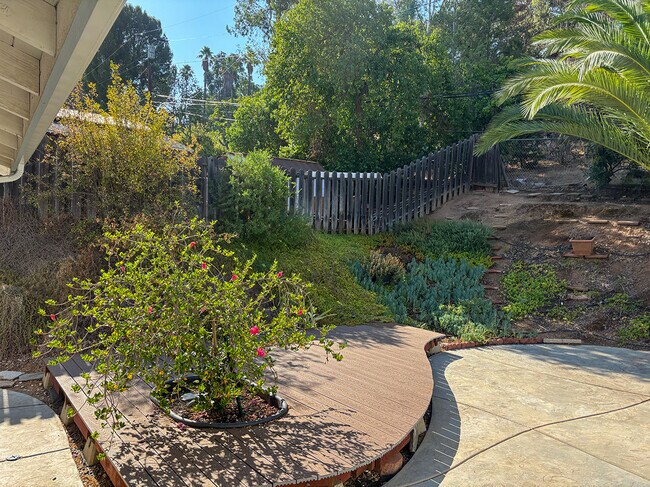 Amplio patio trasero cerrado - 2950 Berkeley Rd