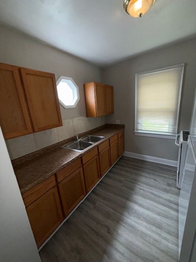 Building Photo - 1214 E Eichel Ave