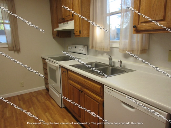 Building Photo - 206 W Poplar St