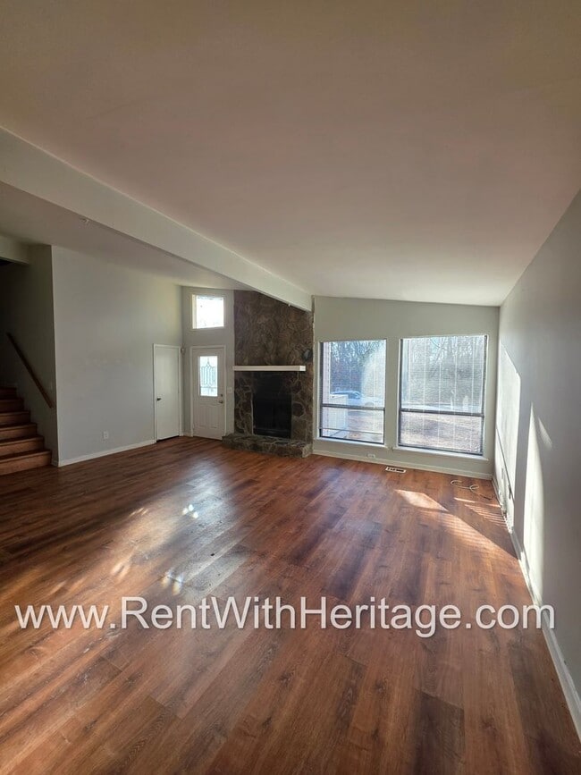 Building Photo - Amazing 3 Bedroom/ 2 Bath Home / Spacious Livingroom /  Flex Room / 1/2 Acre / Fenced Yard / Grea...