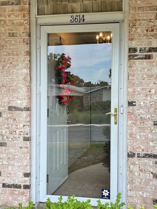 Common Entry way - 3614 Versailles Dr