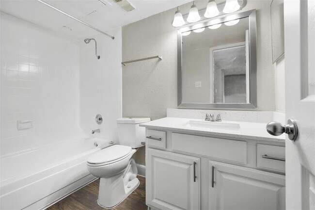 Foto del edificio - 1000 Cypress Station Dr