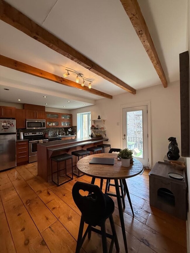 Building Photo - 454 Rue Du Champ-De-Mars