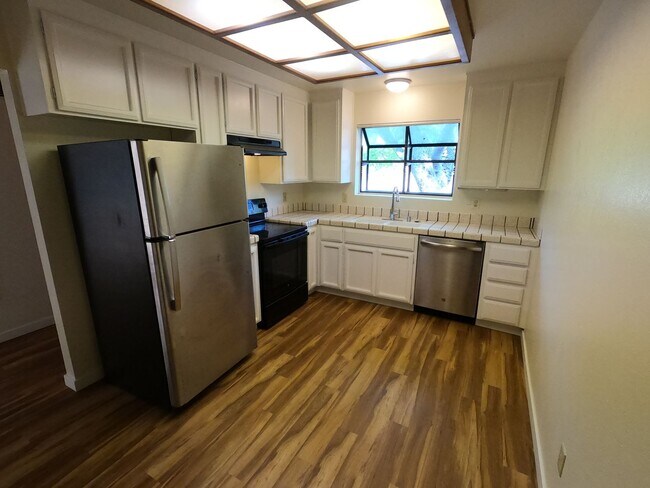 Foto del edificio - SPACIOUS 3 BED  2.5 BATH END UNIT TOWNHOME IN SAN MARIN VALLEY