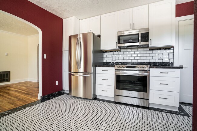 Building Photo - 3-Bedroom 2 Bath Classic Cape Cod House  (...