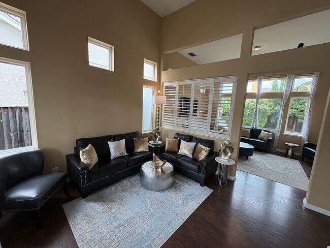 Foto del edificio - Beautiful 3 Bedroom 2.5 Bath Brentwood Home With SOLAR