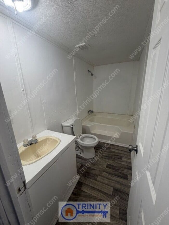 Building Photo - Ready Now! Cute two bed mobile home in Greenville!