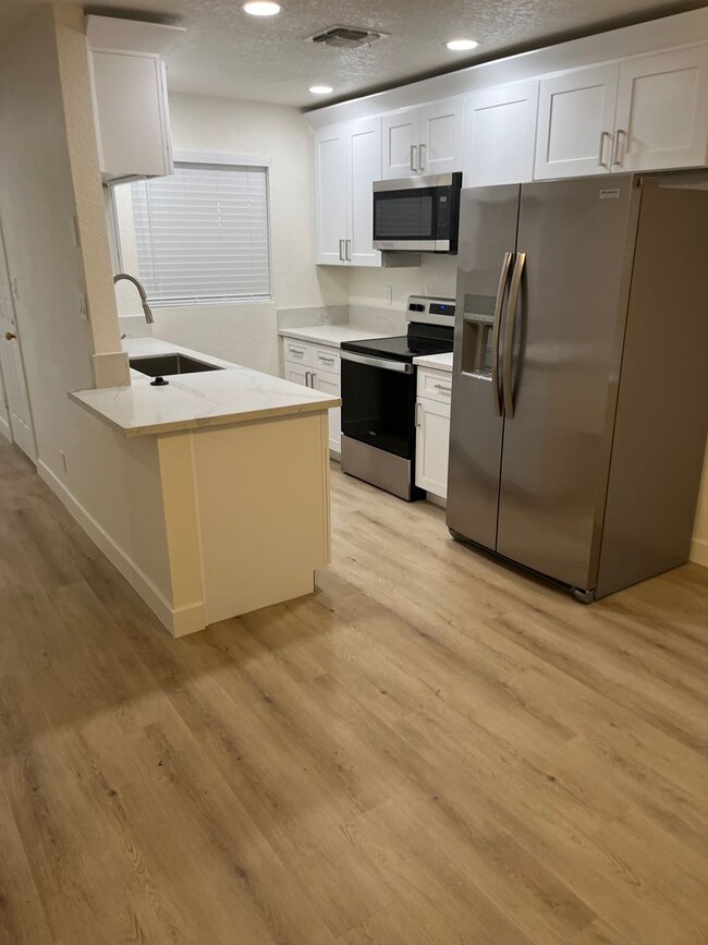 Foto del edificio - **STUNNING RENOVATED 2 BEDROOM/2 BATHROOM ...