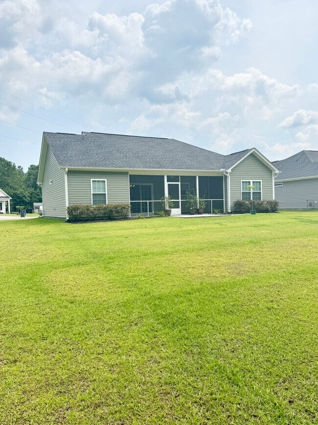 Building Photo - BEAUTIFUL 3 bedroom 2 bath home on a corne...