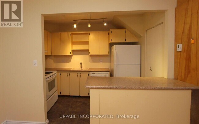 Building Photo - 556 Melbourne Ave